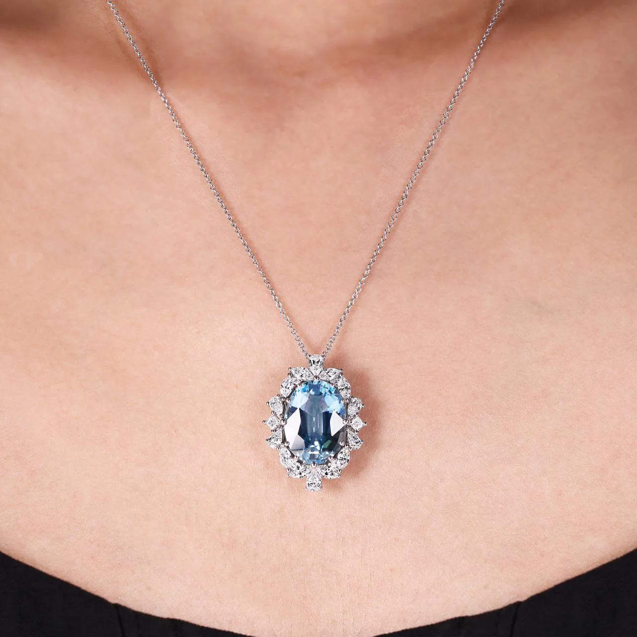 18ct white gold 11.42ct oval shaped aquamarine and diamond necklace - Image 2