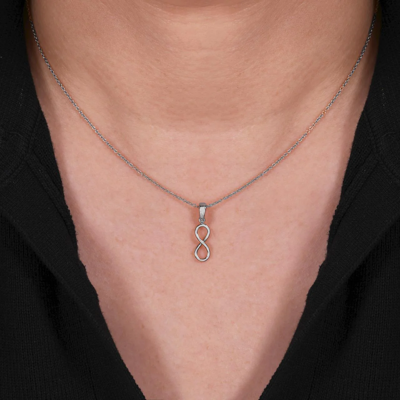18ct white gold "infinity" shape pendant - Image 2