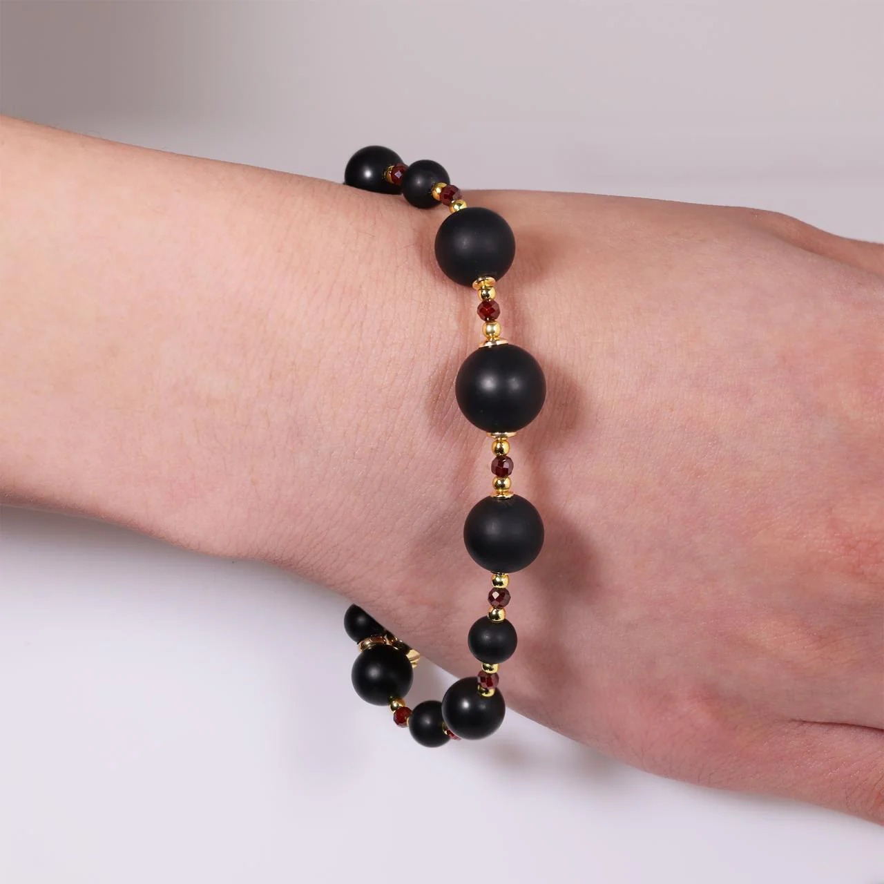 Onyx, garnet and hematite beads bracelet with gold plated silver fittings from the Carmela Cerrone Collection - Image 2