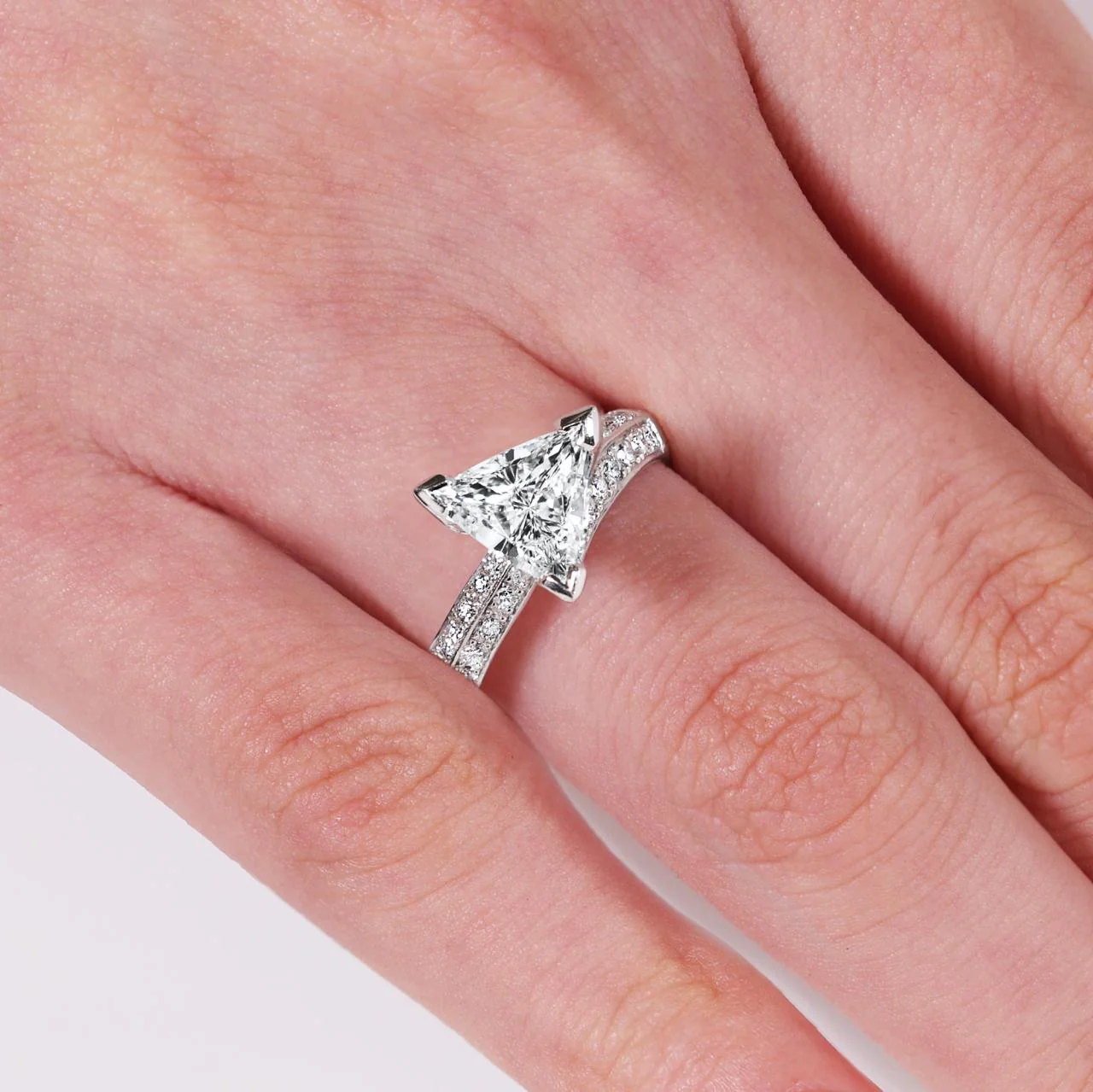 18ct White gold trilliant diamond engagement ring in a three claw setting - Image 2