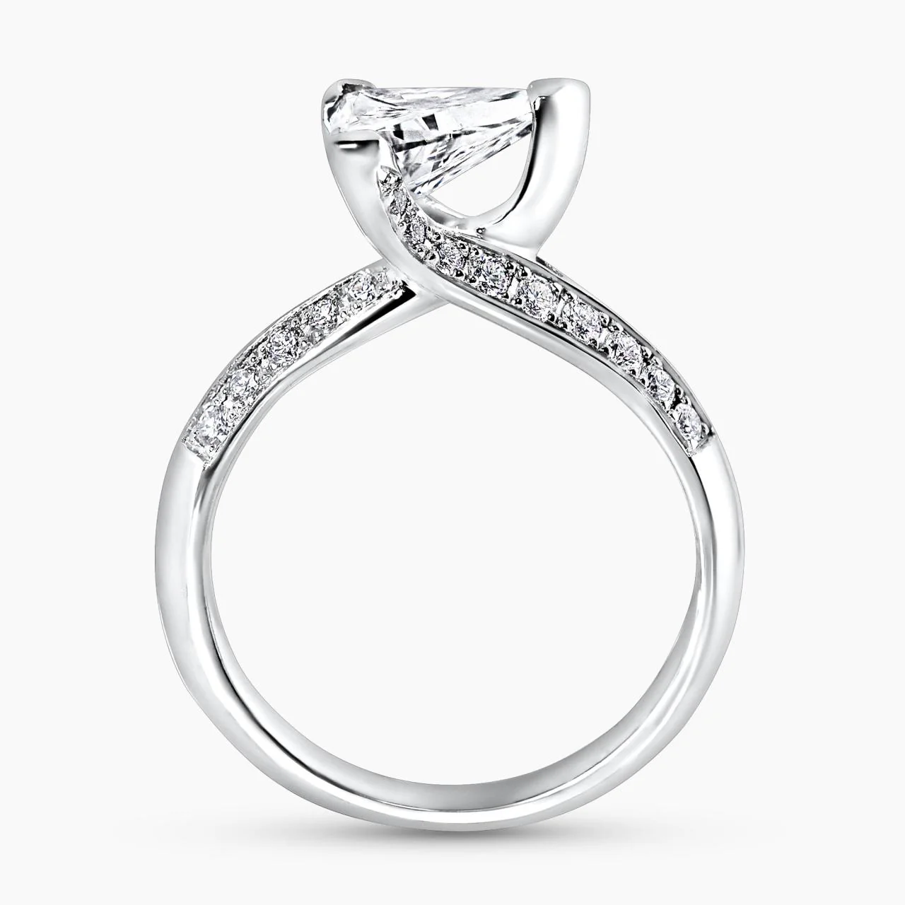 18ct White gold trilliant diamond engagement ring in a three claw setting - Image 3