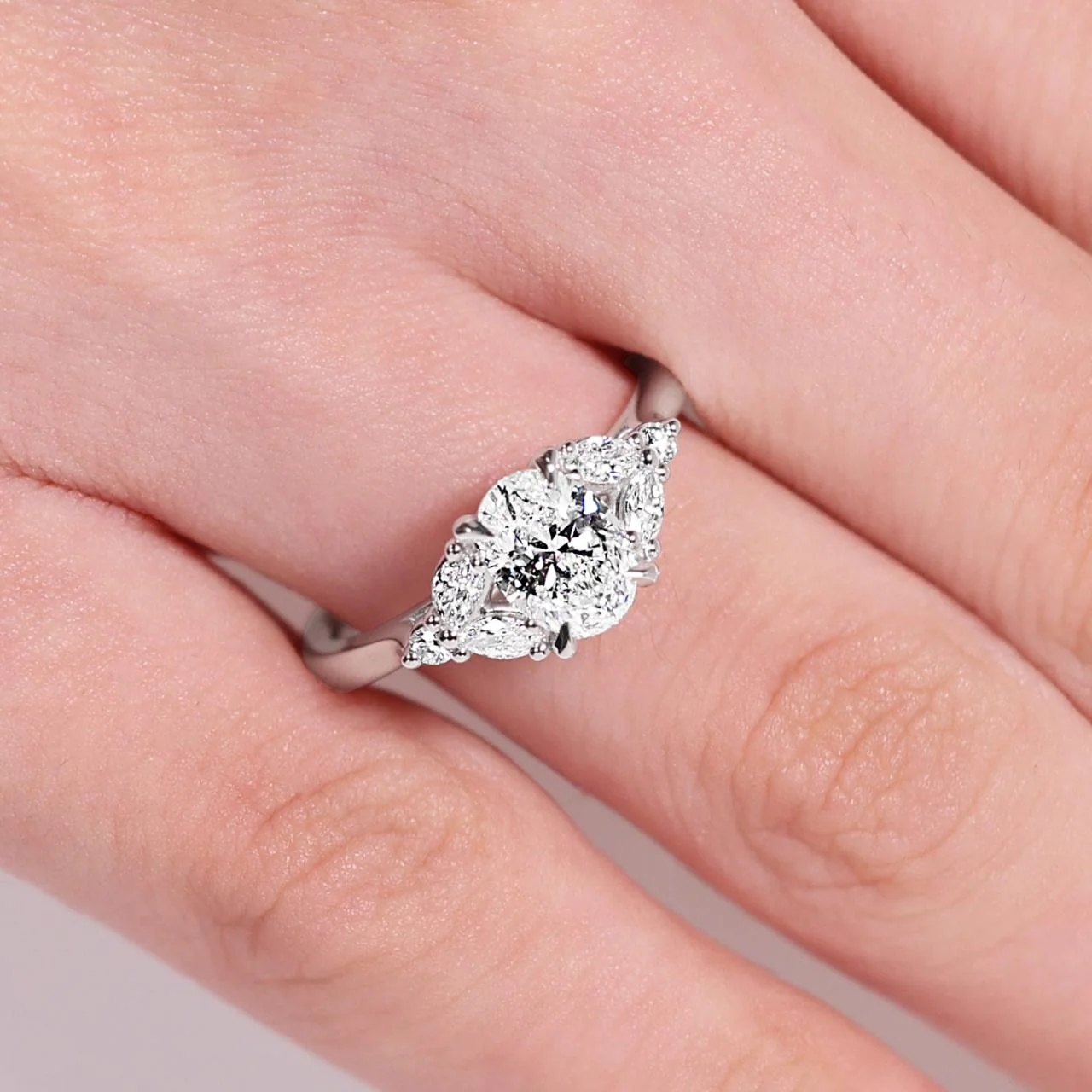 18ct white gold oval brilliant cut diamond engagement ring - Image 2
