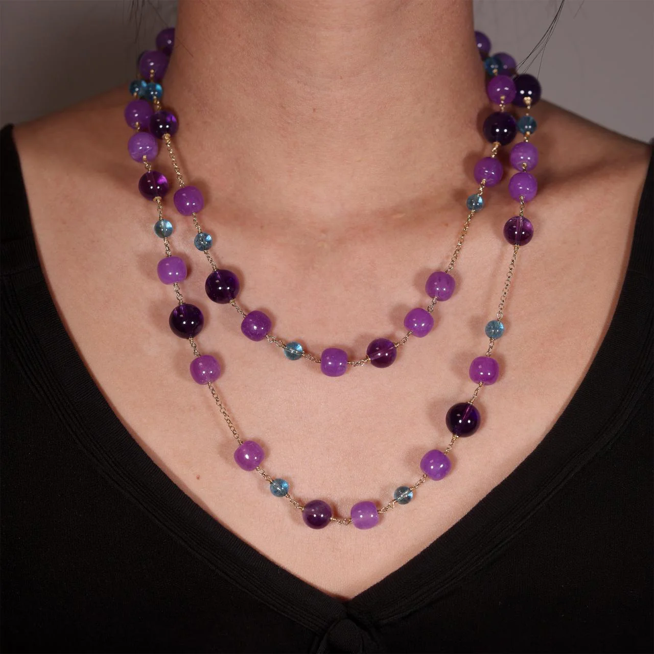 Amethyst, quartz and jade beads necklace with gold-plated silver fittings from the Carmela Cerrone Collection - Image 2