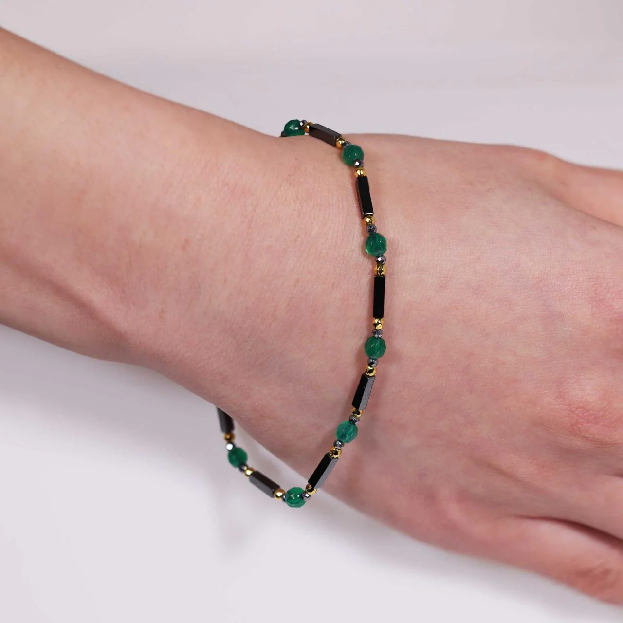 Hematite and green agate beads bracelet with gold plated silver fittings from the Carmela Cerrone Collection - Image 2