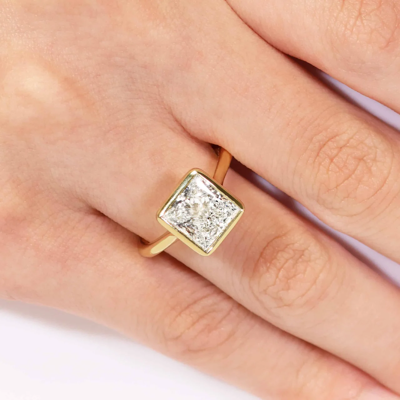 PALERMO 18ct yellow gold princess cut bezel set upswept diamond engagement ring - Image 3