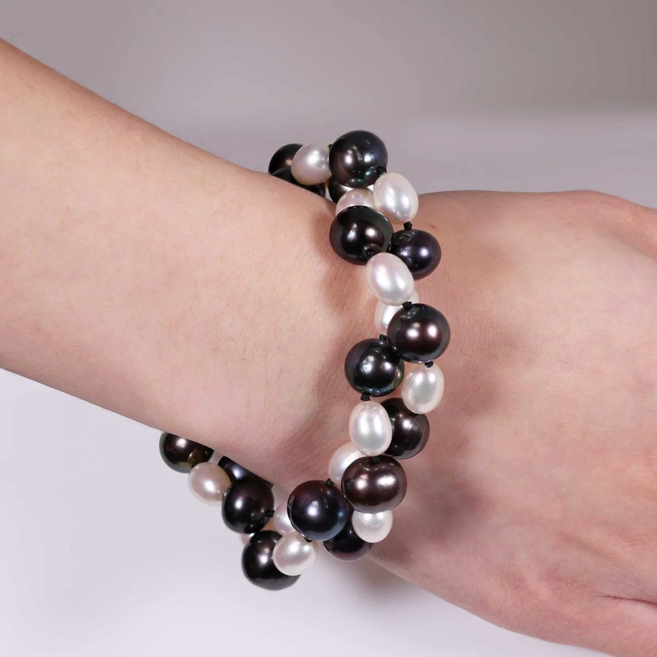 Peacock dyed fresh water pearl bracelet ended with a silver ribbed magnetic clasp - Image 2