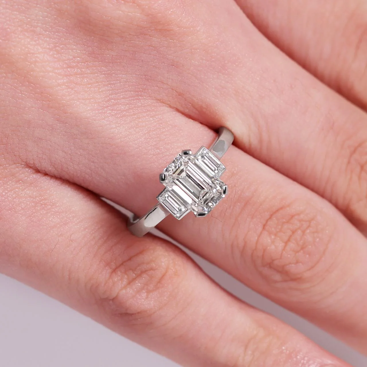 Platinum 1.81ct emerald cut diamond ring in four claw set with baguette diamonds in bezel set - Image 4