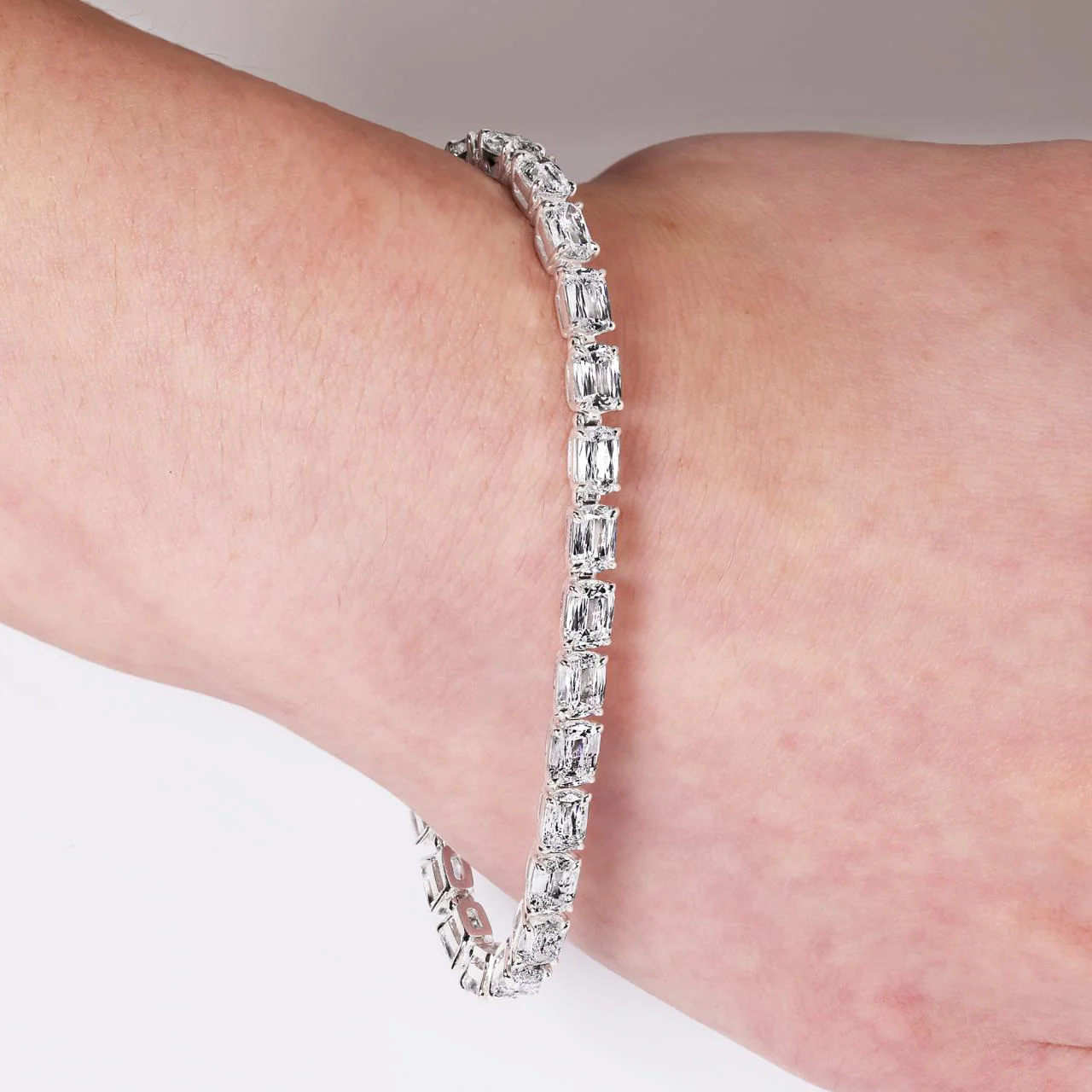 PIEMONTE ROSA - Platinum and rose gold 28=14.07ct elongated cushion white diamond, fancy violet-gray oval cut and Argyle round brilliant cut diamond tennis bracelet - Image 3