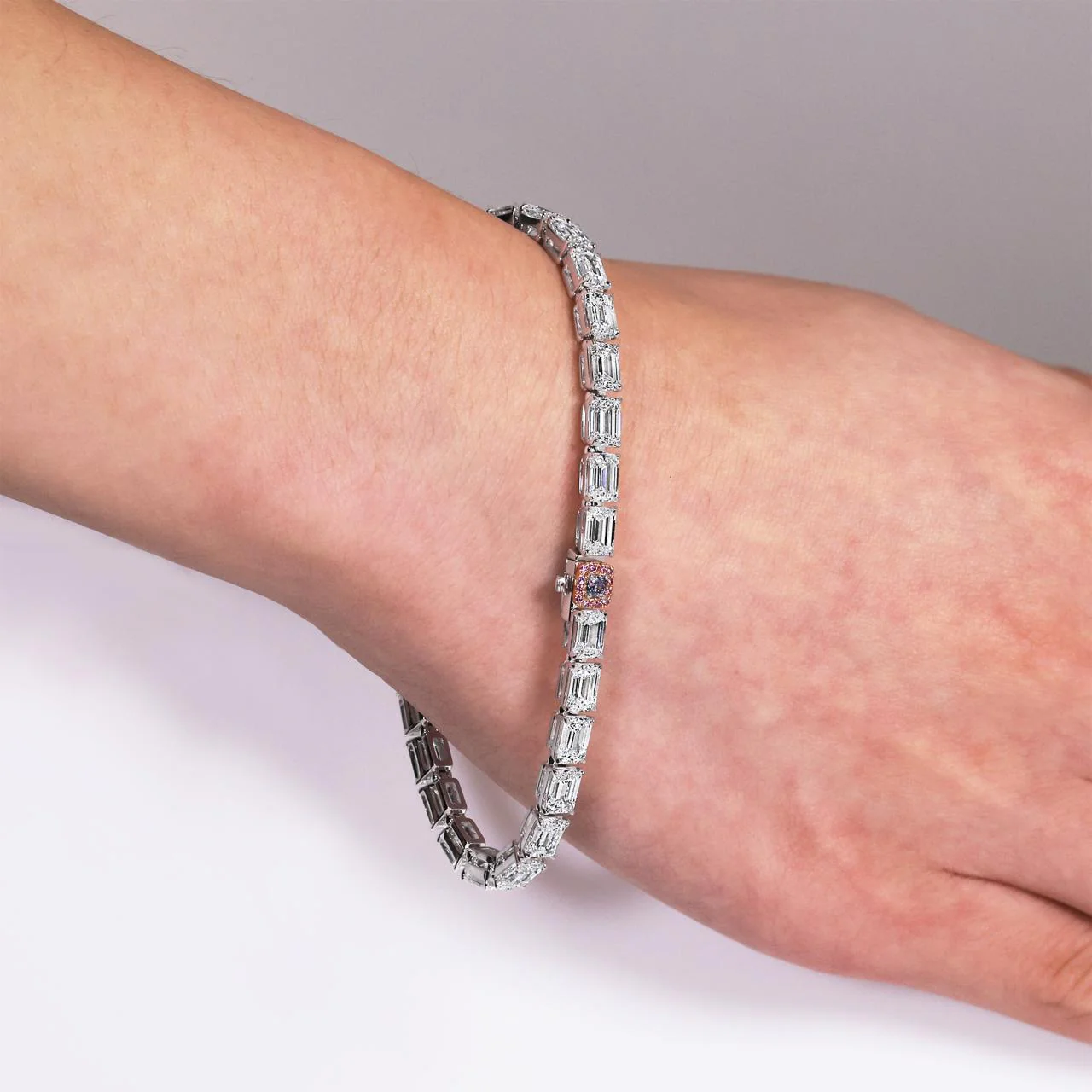 PIEMONTE TERRA - Platinum and 18ct rose gold 43=15.23ct emerald cut diamond tennis bracelet with certified Argyle pink and blue diamond clasp - Image 3