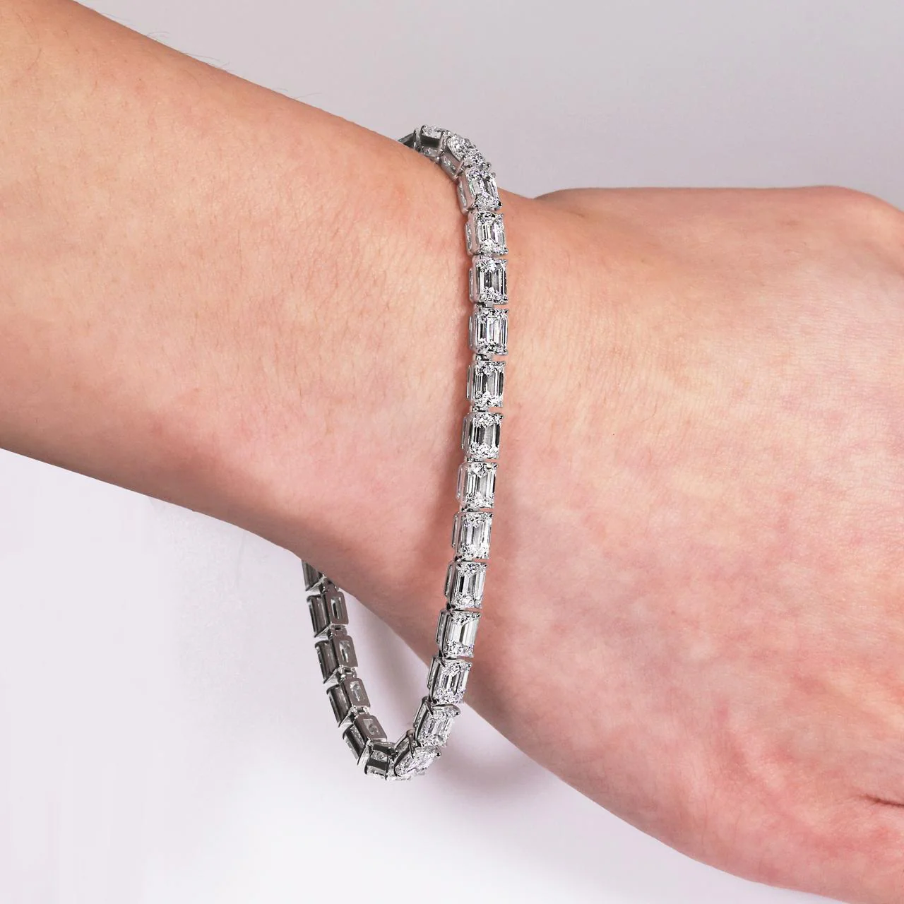 PIEMONTE TERRA - Platinum and 18ct rose gold 43=15.23ct emerald cut diamond tennis bracelet with certified Argyle pink and blue diamond clasp - Image 4